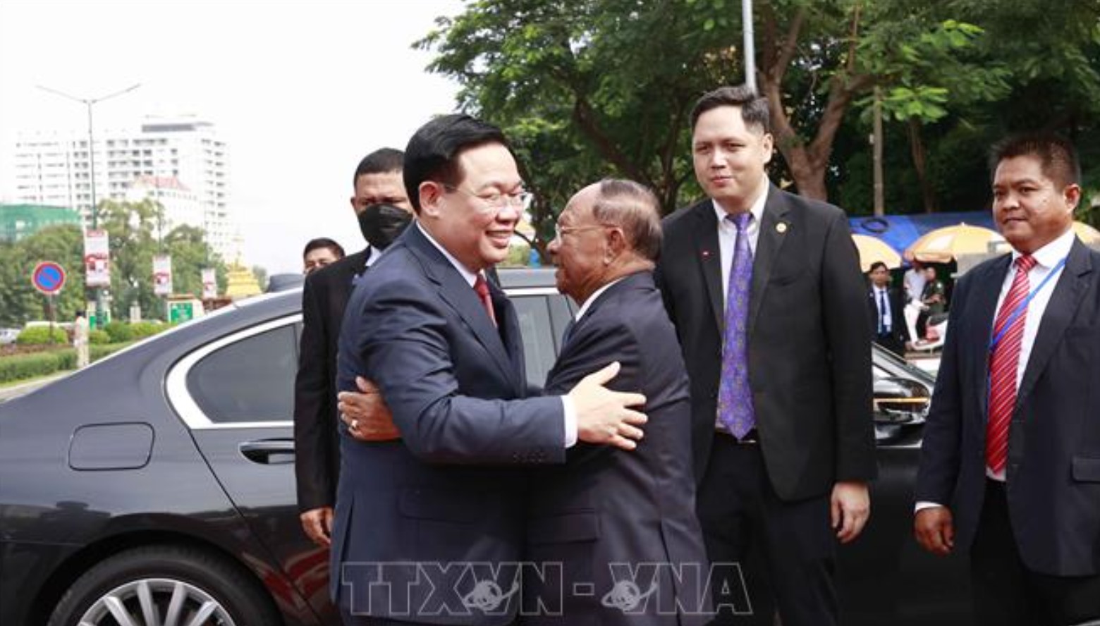 Chủ tịch Quốc hội Campuchia Samdech Heng Samrin đón Chủ tịch Quốc hội Vương Đình Huệ. Ảnh: TTXVN