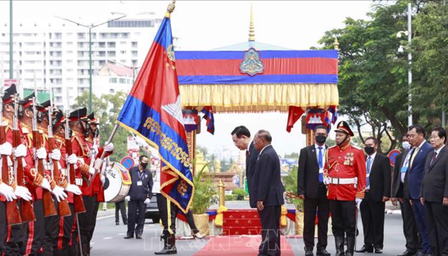 Đây là lần đầu tiên Chủ tịch Quốc hội Vương Đình Huệ thăm chính thức Campuchia và tham dự trực tiếp Đại hội đồng AIPA. Ảnh: TTXVN