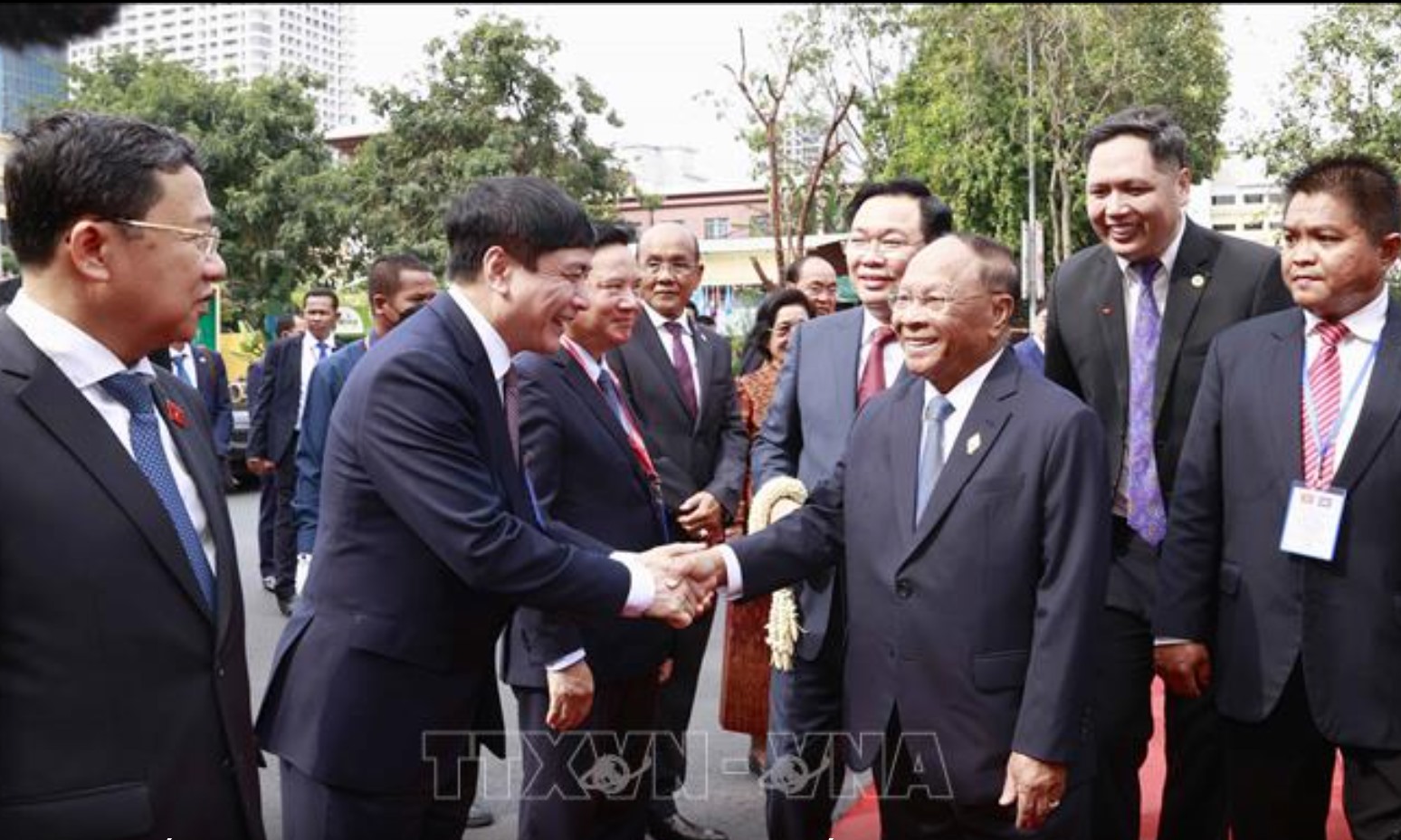 Chủ tịch Quốc hội Vương Đình Huệ giới thiệu với Chủ tịch Quốc hội Campuchia các đại biểu Việt Nam. Ảnh: TTXVN