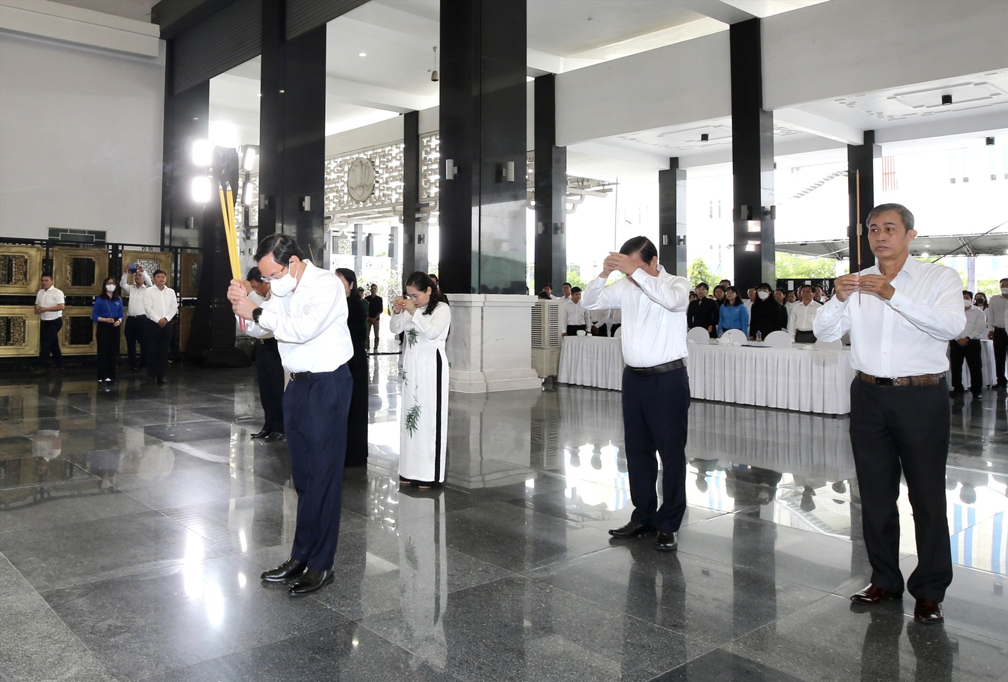 Lãnh đạo TPHCM dâng hương tưởng niệm đồng bào và cán bộ, chiến sĩ hy sinh, tử vong trong đại dịch COVID-19.  Ảnh: Minh Quân