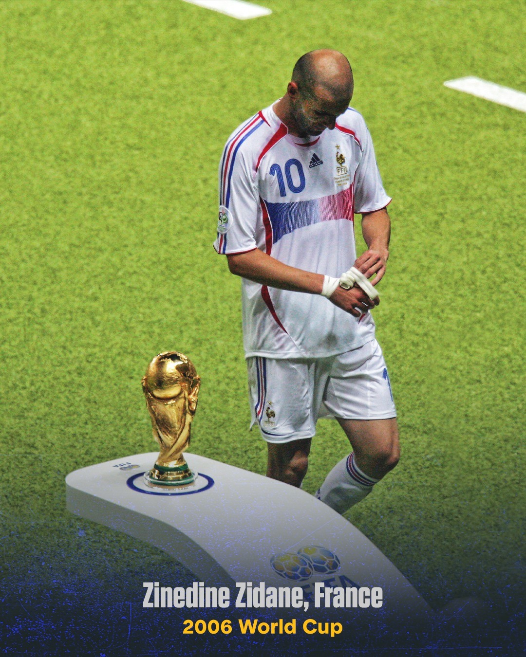 Tiền vệ tài hoa Zinedine Zidane cúi đầu đi qua chiếc cúp vàng, sau khi bị đuổi khỏi sân ở trận chung kết World Cup 2006. Trận này, Zidane ghi bàn từ chấm phạt đền giúp Pháp dẫn 1-0, nhưng sau đó bị gỡ hòa 1-1. Sang hiệp phụ, Zidane bị đuổi vì húc vào ngược Materazzi. Tuyển Pháp sau đó thua Italia 4-5 ở loạt luân lưu. Đây cũng là trận đấu cuối cùng của Zidane trong sự nghiệp.