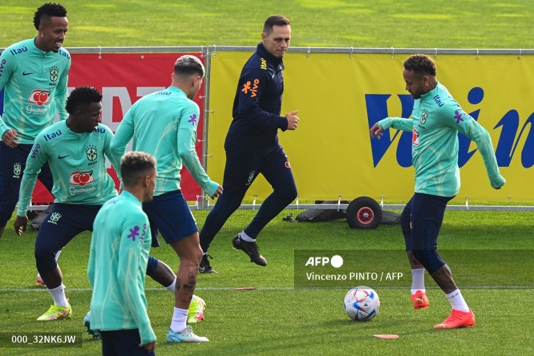 Neymar và các đồng đội tích cực tập luyện.  Ảnh: AFP
