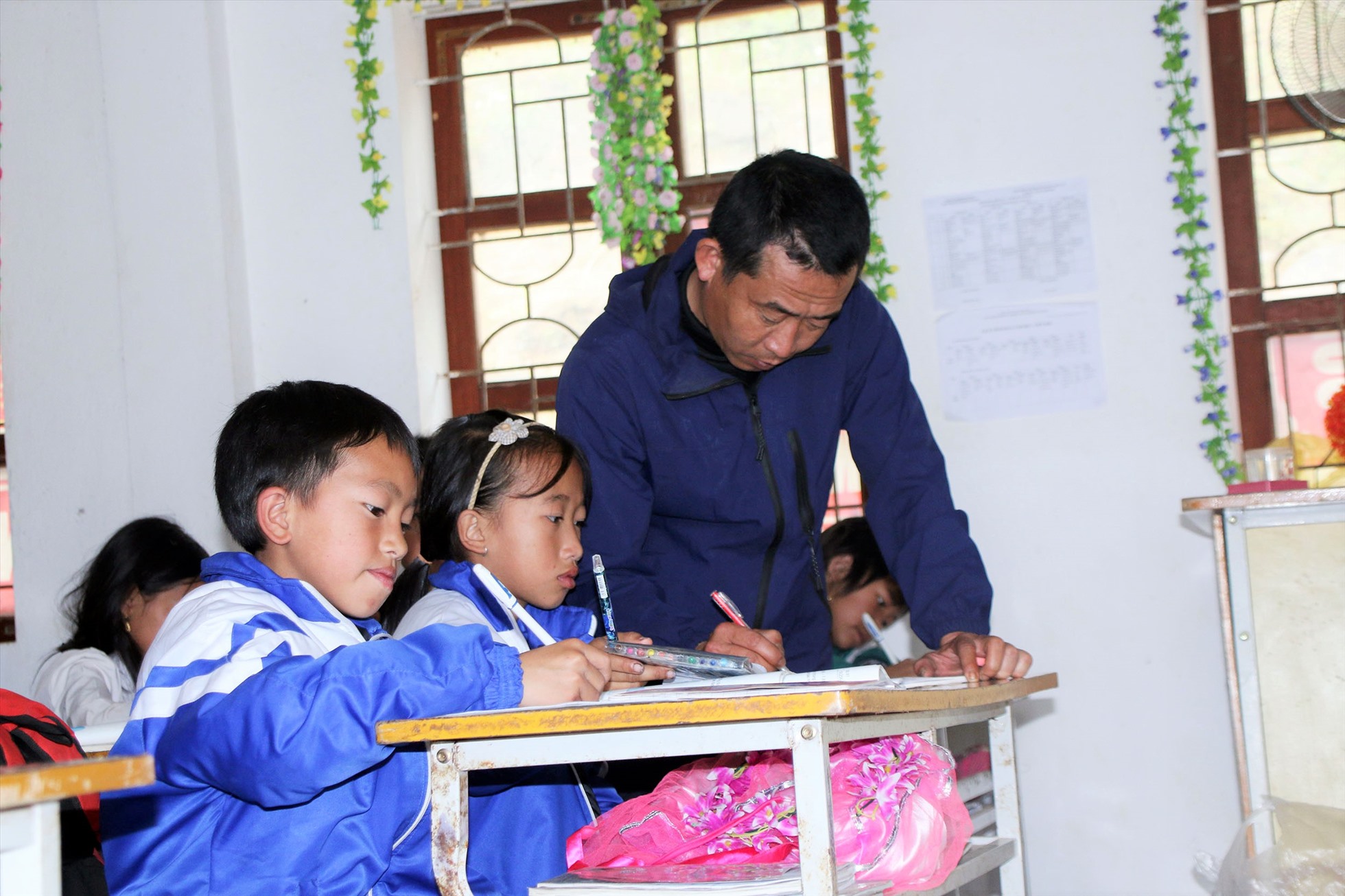 Thầy giáo Nguyễn Hồ Quang đã có hơn 20 năm miệt mài dạy chữ cho học sinh người Mông. Ảnh: Hữu Vi