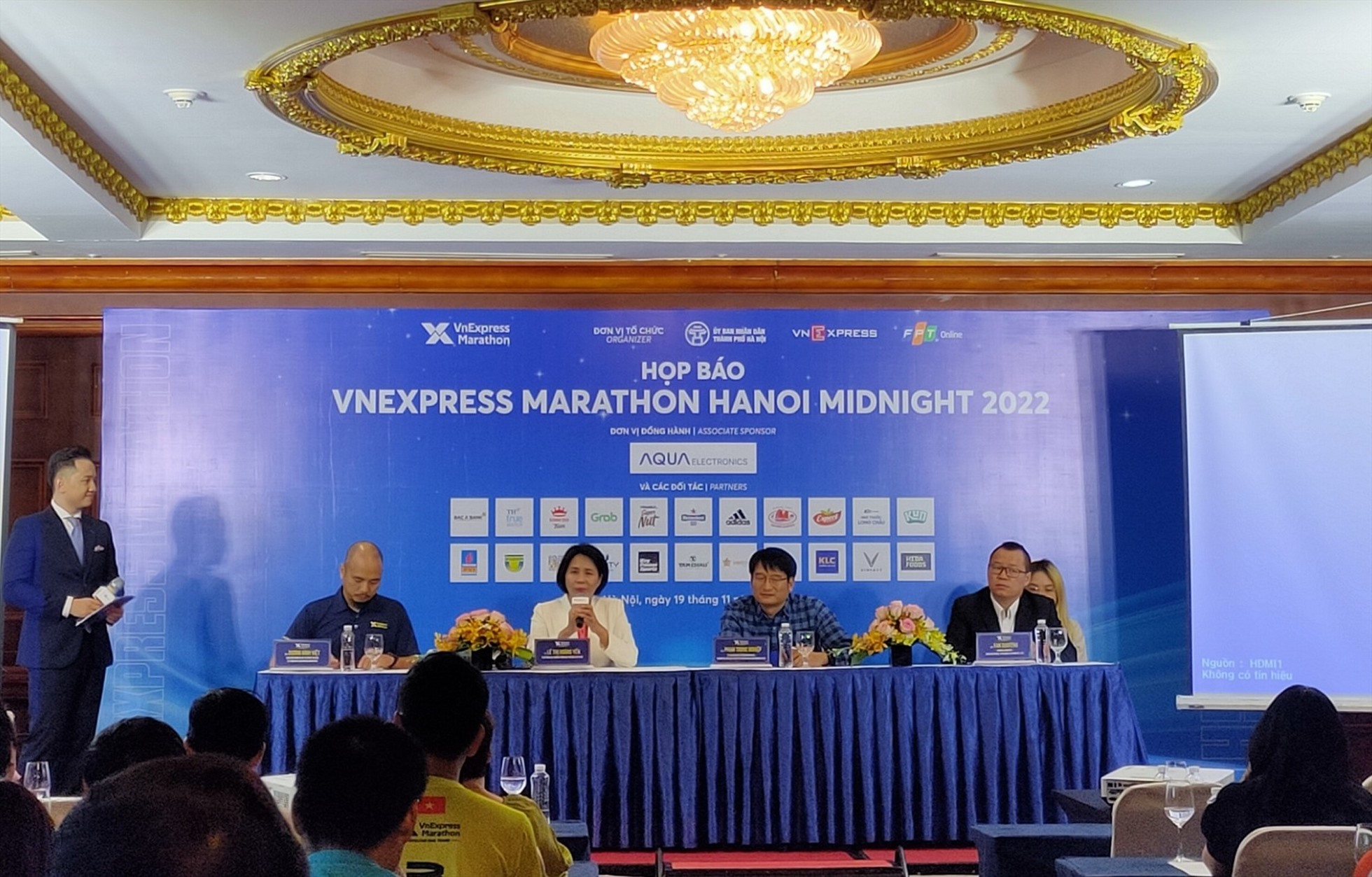 Bà Lê Thị Hoàng Yến - Phó tổng cục trưởng Tổng cục Thể dục thể thao, cùng đại diện ban tổ chức VnExpress Marathon Hanoi Midnight giải đáp các vấn đề được đưa ra. Ảnh: T.N