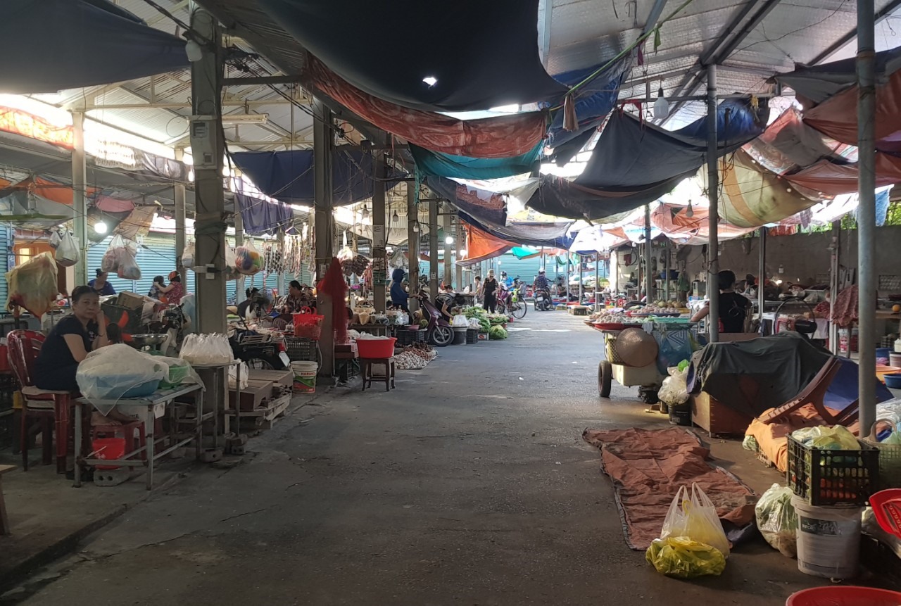 Hàng trăm tiểu thương buôn bán ở chợ Thanh Bình “khóc ròng” vì không có điện, nước. Ảnh: Diệu Anh