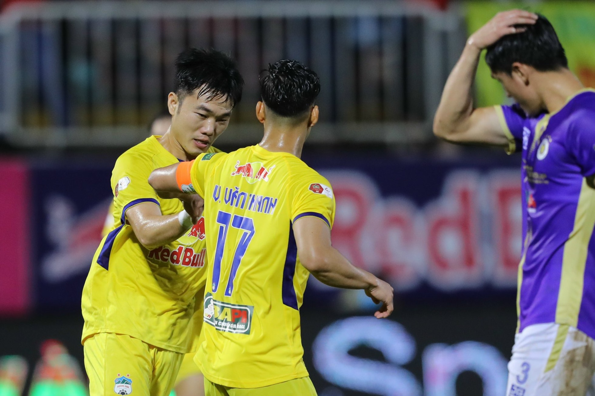 Văn Thanh không ăn mừng cuồng nhiệt sau bàn thắng gỡ hoà vào lưới Hà Nội.