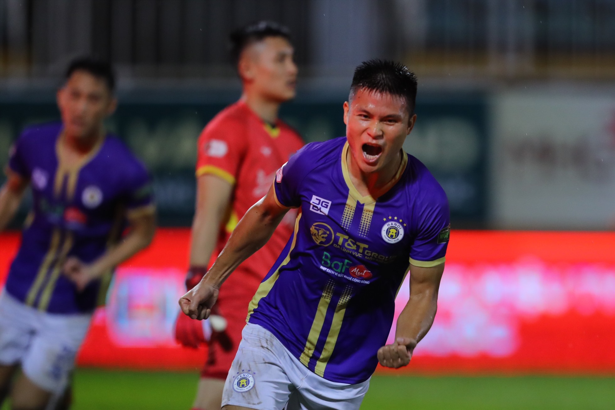 Chơi có phần lép vế hơn nhưng đội khách Hà Nội mới là đội có được bàn mở tỉ số ở phút 33 do công của Phạm Tuấn Hải.