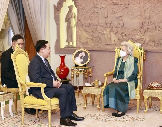 Chủ tịch Quốc hội Vương Đình Huệ yết kiến Hoàng Thái hậu Campuchia Norodom Monineath Sihanouk. Ảnh: TTXVN