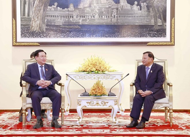 Chủ tịch Quốc hội Vương Đình Huệ hội kiến Chủ tịch Thượng viện Campuchia Samdech Say Chhum. Ảnh: TTXVN