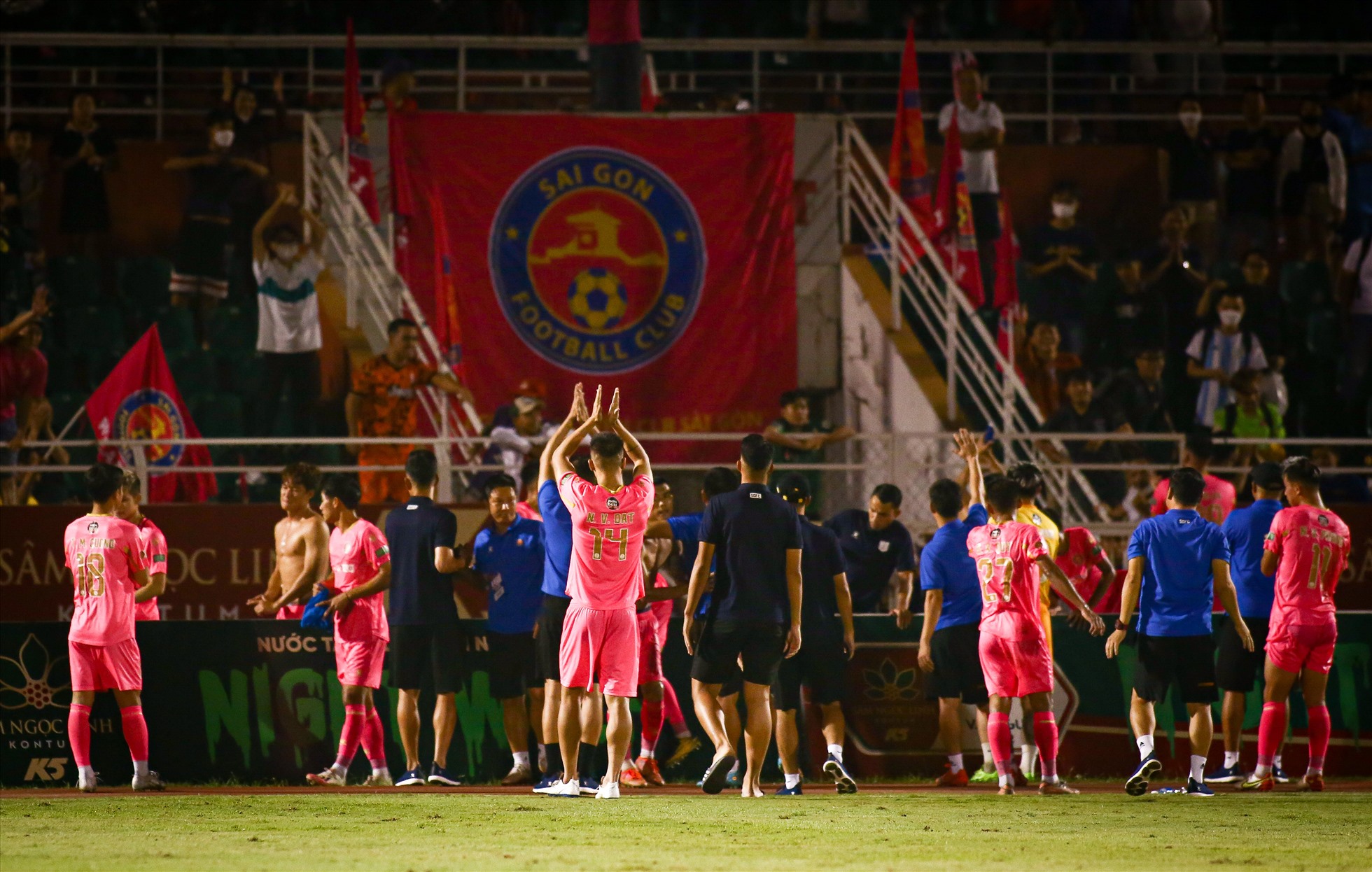 Ngay sau khi trận đấu khép lại, toàn thể Sài Gòn FC đã đến khán đài B sân Thống Nhất dành khá nhiều thời gian cám ơn các cổ động viên.