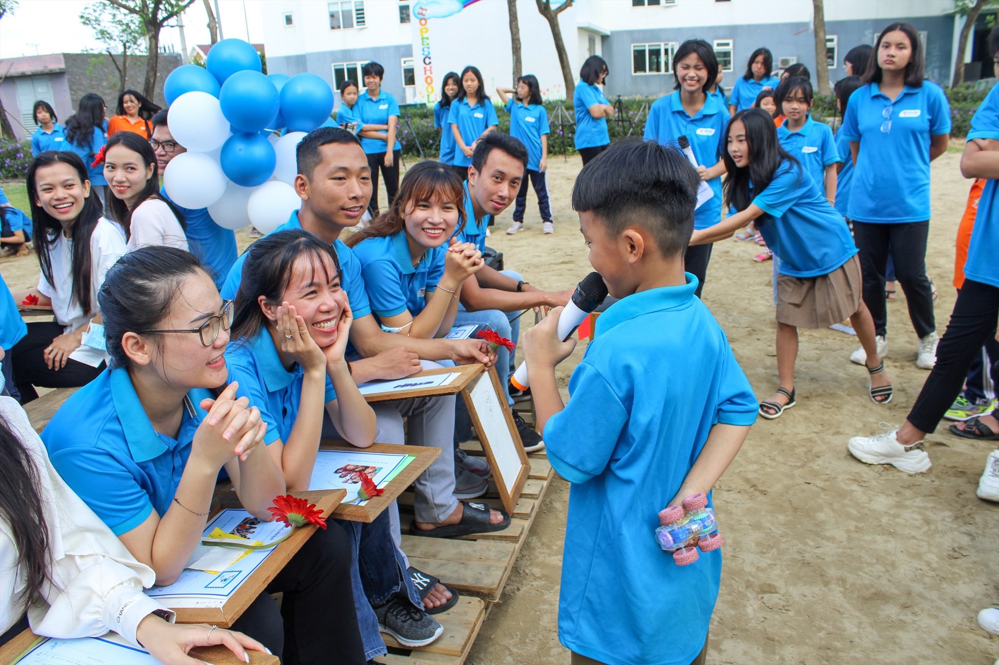 Học sinh và giáo viên Trường Hy Vọng. Ảnh: NTCC