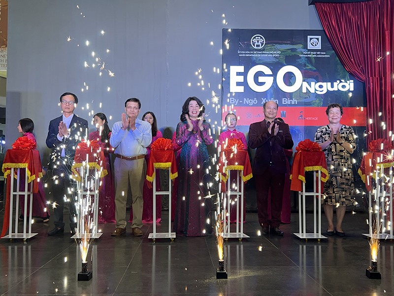 Lễ khai mạc triển lãm diễn ra tại Bảo tàng Hà Nội (Họa sĩ Ngô Xuân Bính áo đỏ bên phải). Ảnh: BTC