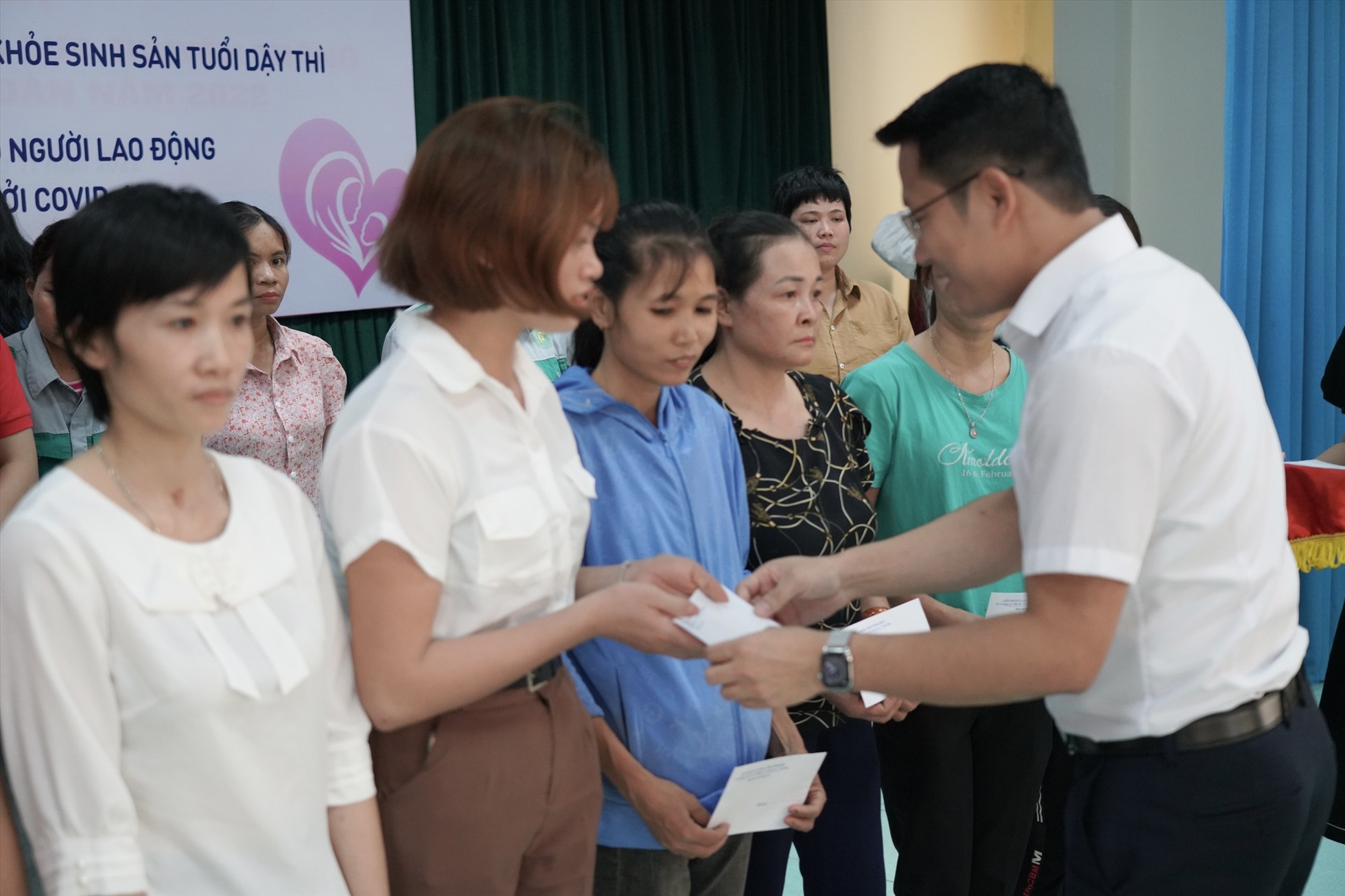 Phó Chủ tịch Liên đoàn Lao động tỉnh Khổng Sơn Thành trao quà cho công nhân lao động nữ có hoàn cảnh khó khăn tại chương trình. Ảnh: Lâm Nguyễn