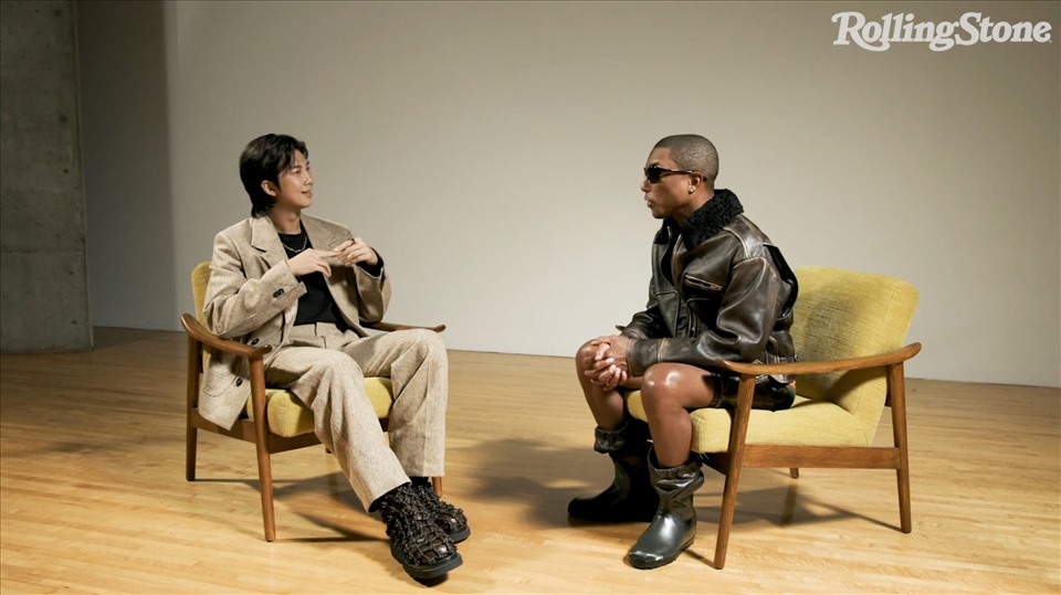 RM (BTS) và  Pharrell Williams trong cuộc trò chuyện. Ảnh: Rolling Stone