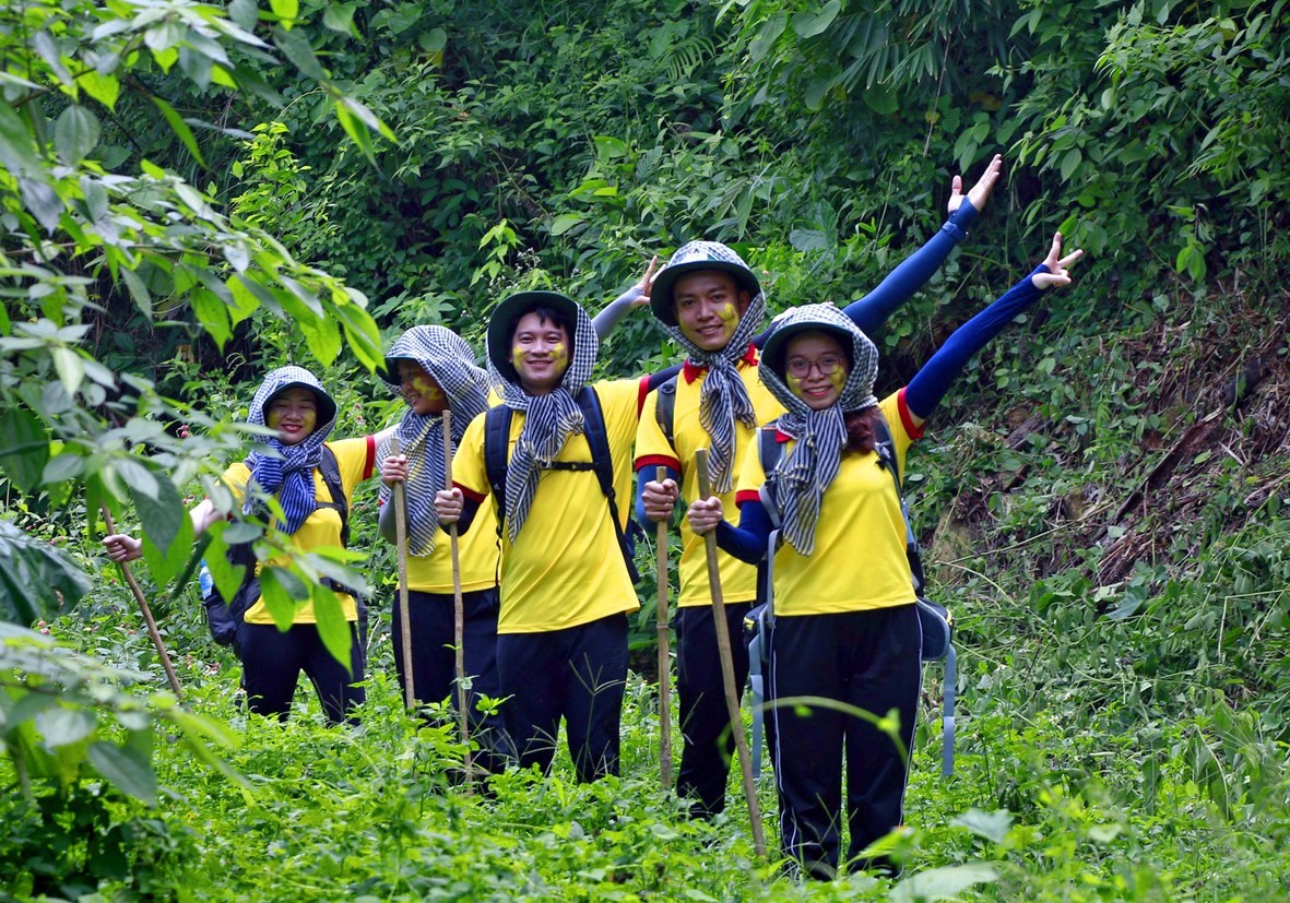 Du khách thích thú với hoạt động trekking ở núi Cấm. Ảnh: Cổng TTĐT An Giang
