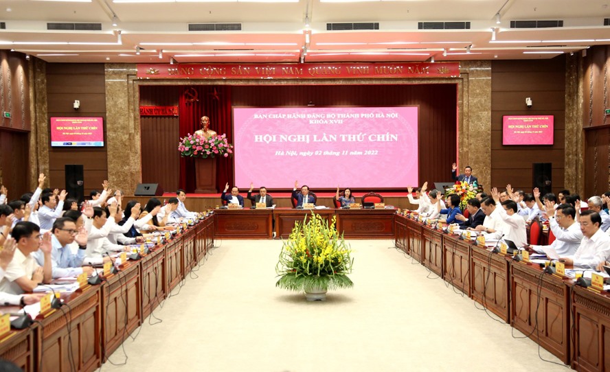 Các đại biểu biểu quyết thông qua chương trình hội nghị.