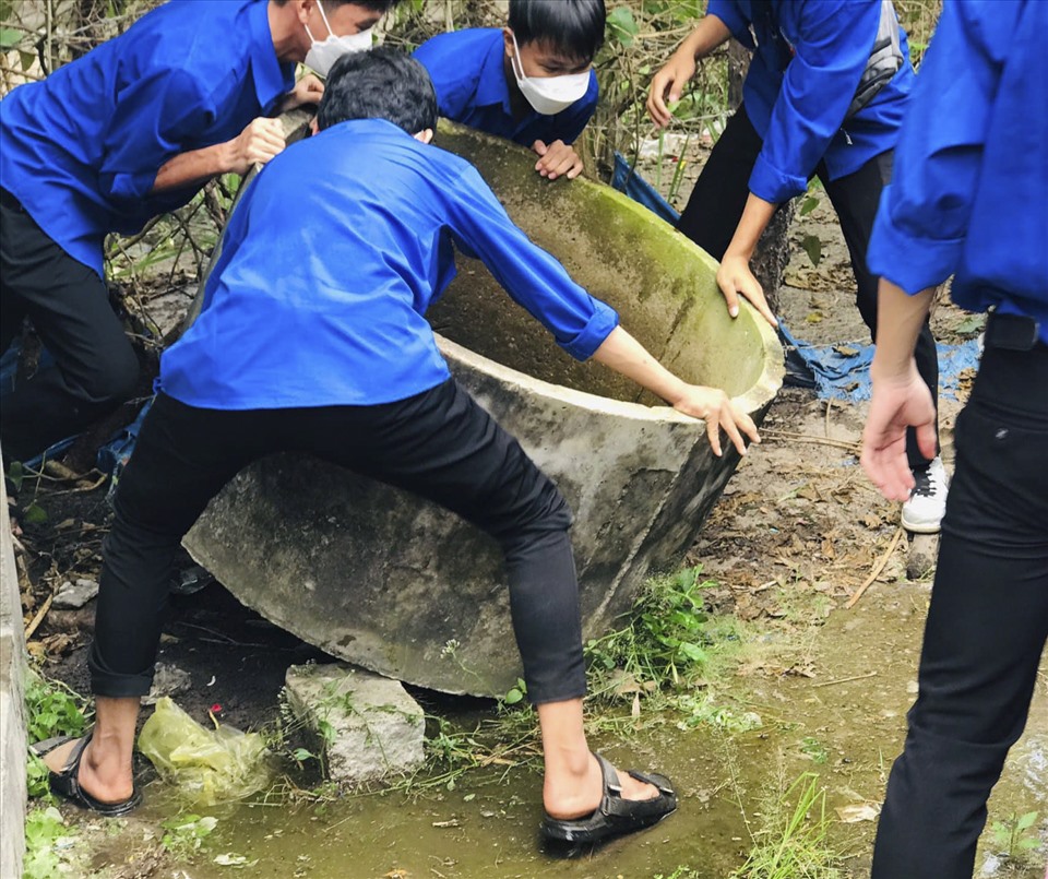 Loại bỏ bồn chứa nước đọng là nơi sinh sản của lăng quăng tại huyện Hàm Tân (Bình Thuận). Ảnh: CTV