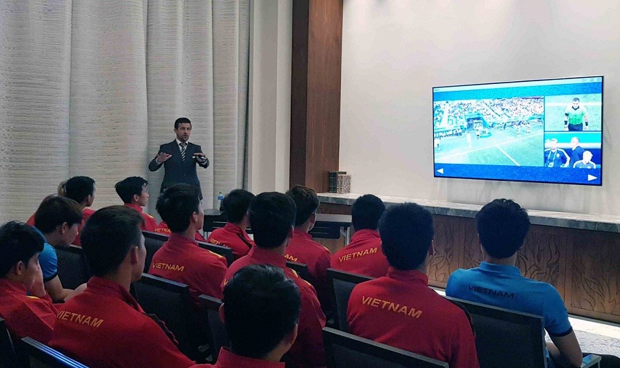 Nhiều cầu thủ Việt Nam đã làm quen với VAR, nhưng V.League phải chờ đến mùa giải 2023-2024 mới áp dụng công nghệ. Ảnh: VFF
