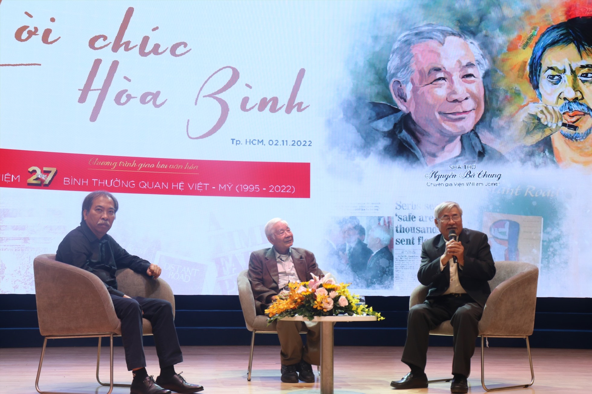 Các nhà văn, nhà thơ lão thành xuất hiện tại chương trình “Lời chúc hòa bình“. Ảnh: Việt Phong