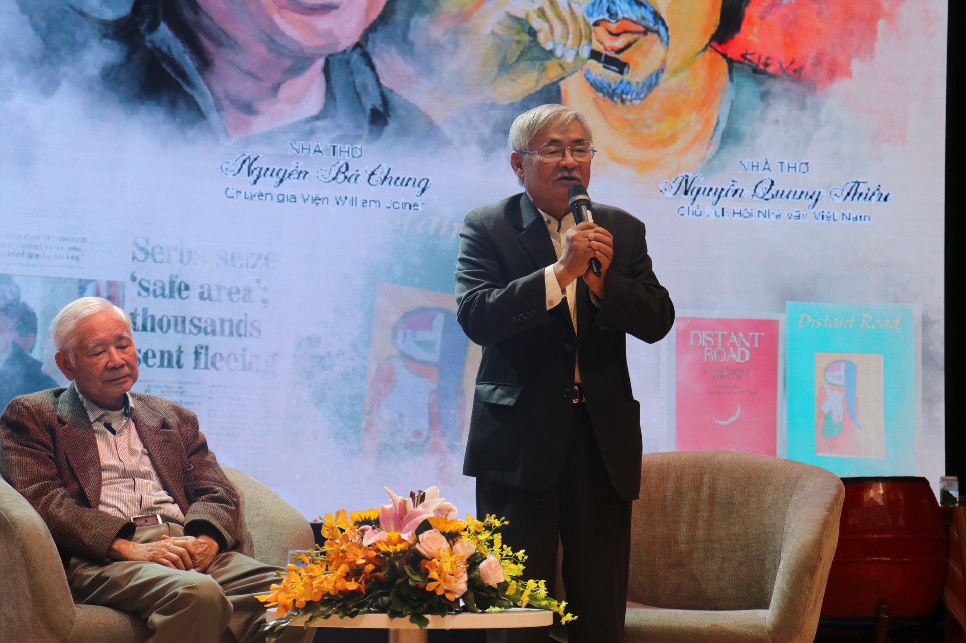 Nhà thơ Nguyễn Duy xúc động chia sẻ kỉ niệm về thời điểm bình thường hóa quan hệ Việt - Mỹ. Ảnh: Việt Phong