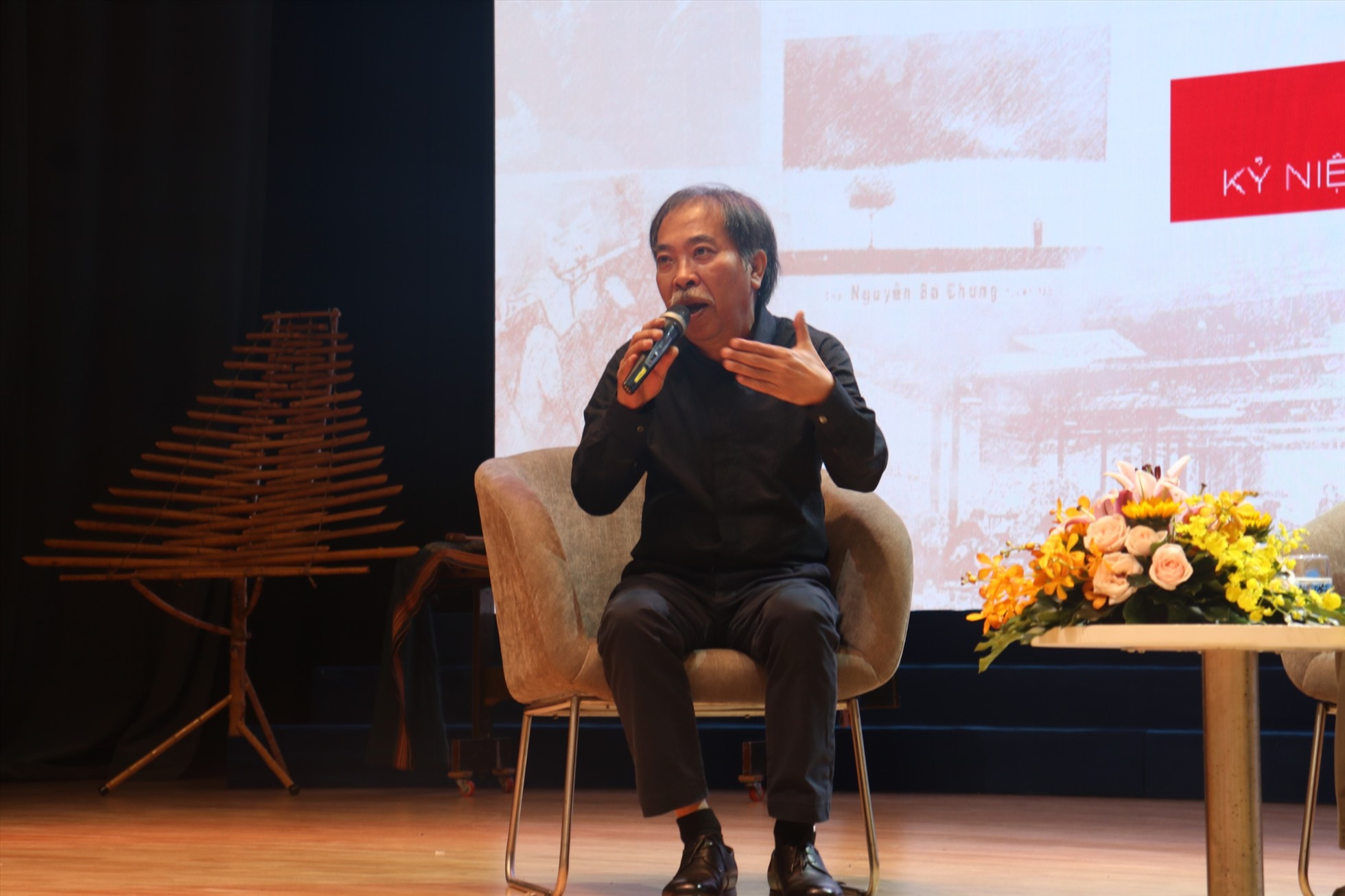 Nhà văn, nhà thơ Nguyên Quang Thiều chia sẻ về vai trò của văn học trong việc thúc đẩy quá trình bình thường hóa quan hệ Việt - Mỹ sau chiến tranh. Ảnh: Việt Phong
