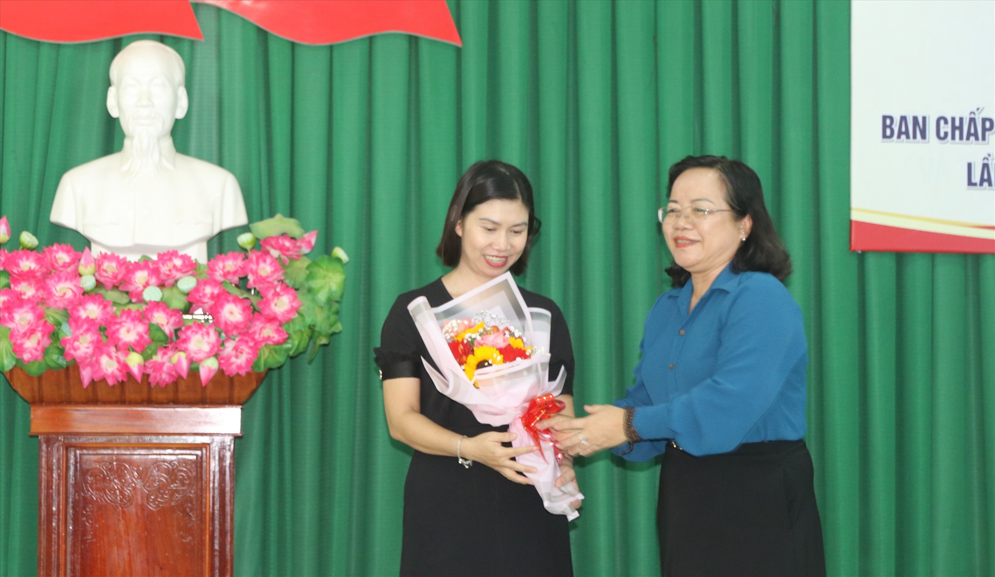 Lãnh đạo Thành ủy Cam Ranh chúc mừng bà Lâm Thị Phương Nga được bầu làm chủ tịch LĐLĐ TP. Cam Ranh.