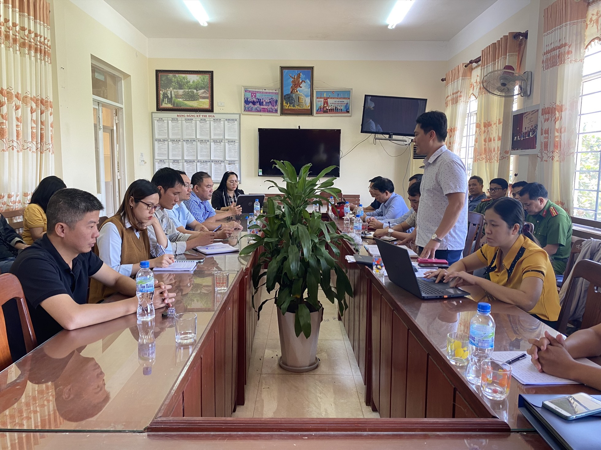 Đại diện UBND huyện Bình Sơn và các cơ quan liên quan đã mời ba doanh nghiệp lớn ở KKT Dung Quất, sau khi xảy ra tình trạng bụi “lạ” bay vào nhà dân.