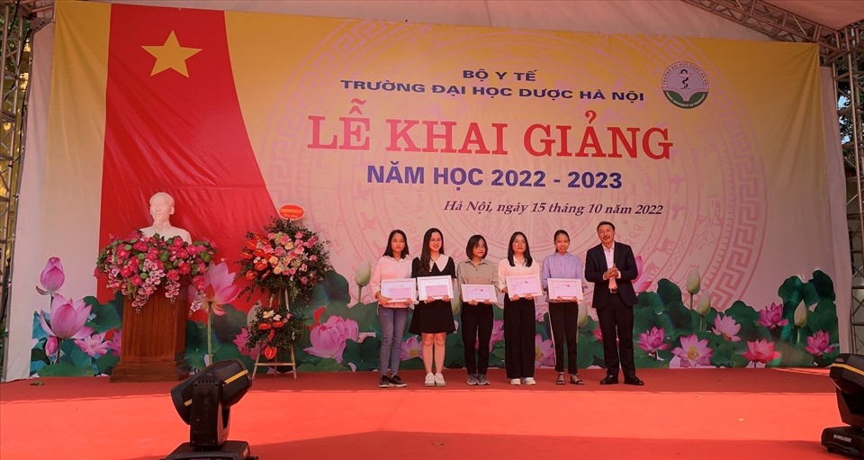 Nam Dược trao tặng học bổng cho sinh viên nghèo có thành tích học giỏi tại trường Đại Học Dược Hà Nội