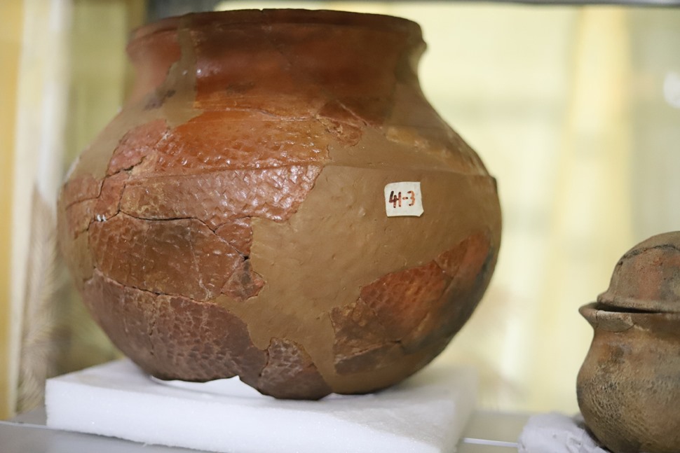 Hiện vật được khai quật tại di tích Phôi Phối - Bãi Cọi đang trưng bày tại Bảo tàng Hà Tĩnh. Ảnh: TT.