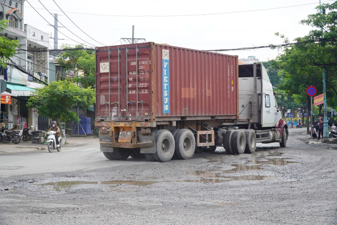 Ngập lụt, cộng với việc thường xuyên có xe trọng tải lớn chạy qua khiến một đoạn mặt đường Trần Xuân Soạn (đoạn từ chân cầu Tân Thuận đến ngã giao với đường Nguyễn Thị Xiểu) bị xuống cấp khi xuất hiện nhiều ổ gà, ổ voi.