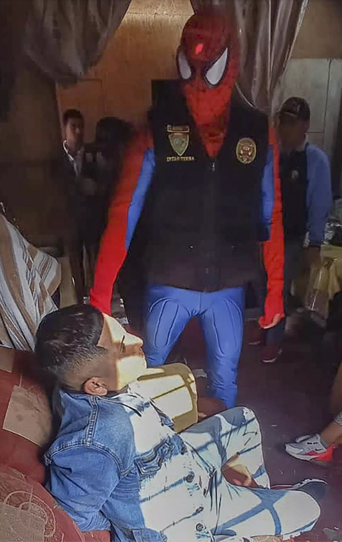 Người nhện của đội cảnh sát đặc nhiệm Peru và tội phạm ma túy bị bắt giữ. Ảnh: AFP