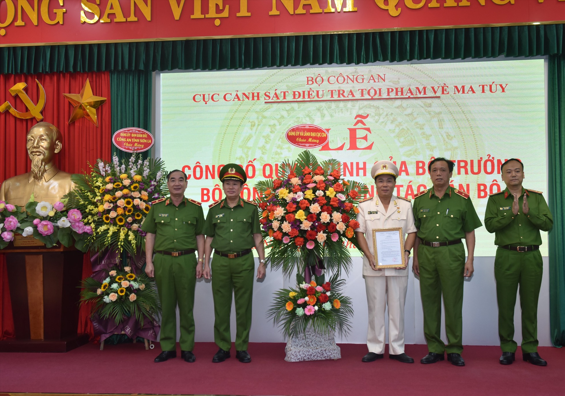 Thiếu tướng Nguyễn Văn Viện (thứ 2 từ trái qua) tại buổi lễ trao quyết định điều động, bổ nhiệm Đại tá Hoàng Quốc Việt giữ chức Phó Cục trưởng C04. Ảnh: H.Hà