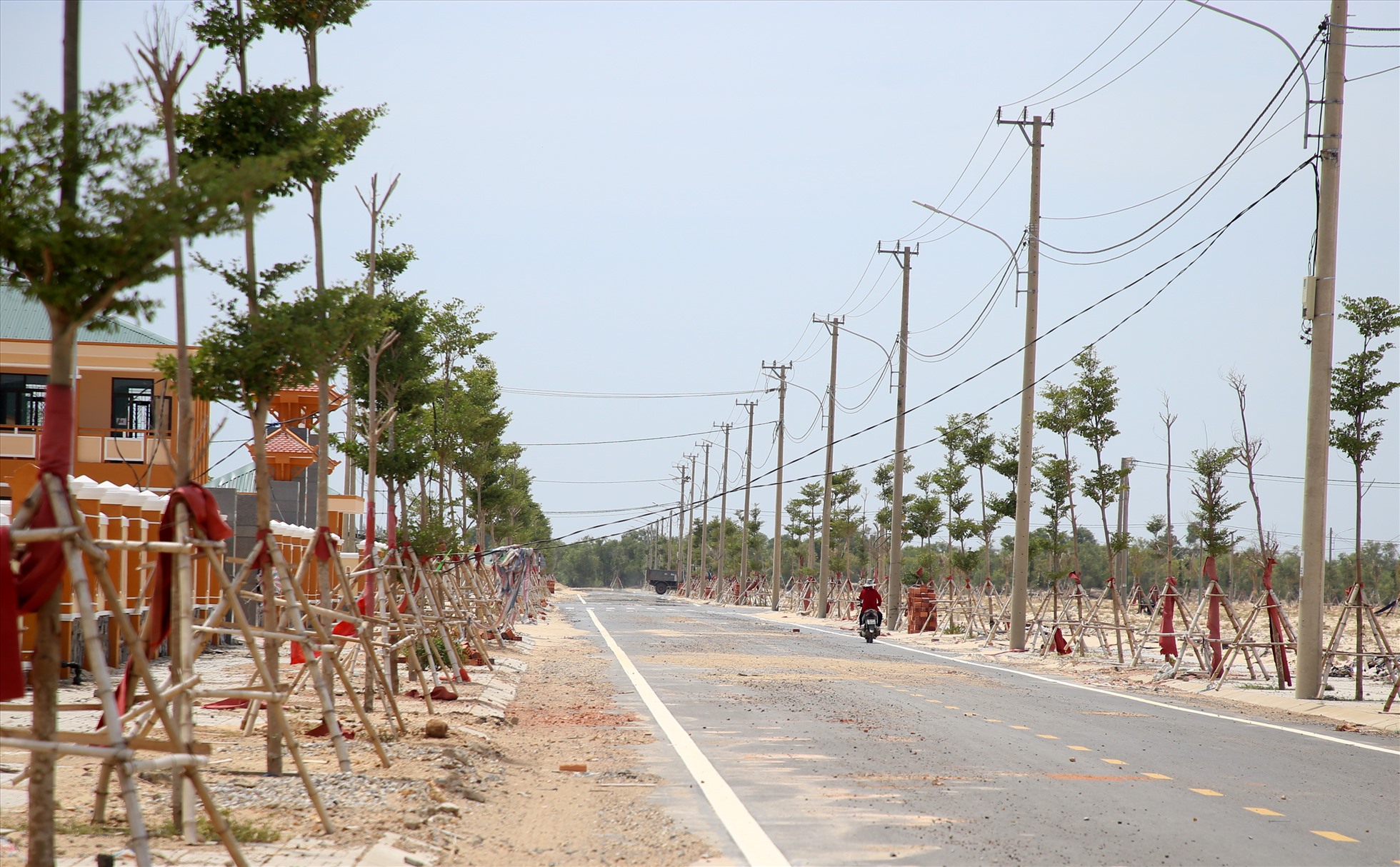 พื้นที่ตั้งถิ่นฐานใหม่มีระบบไฟฟ้าขนาดใหญ่ ถนน โรงเรียน และสถานีก่อสร้าง แต่ถ้าโครงการโรงไฟฟ้าพลังความร้อน Quang Tri หยุดดำเนินการ จะไม่สามารถย้ายคนมาที่นี่ได้ .  ภาพถ่าย: “Hung Tho”