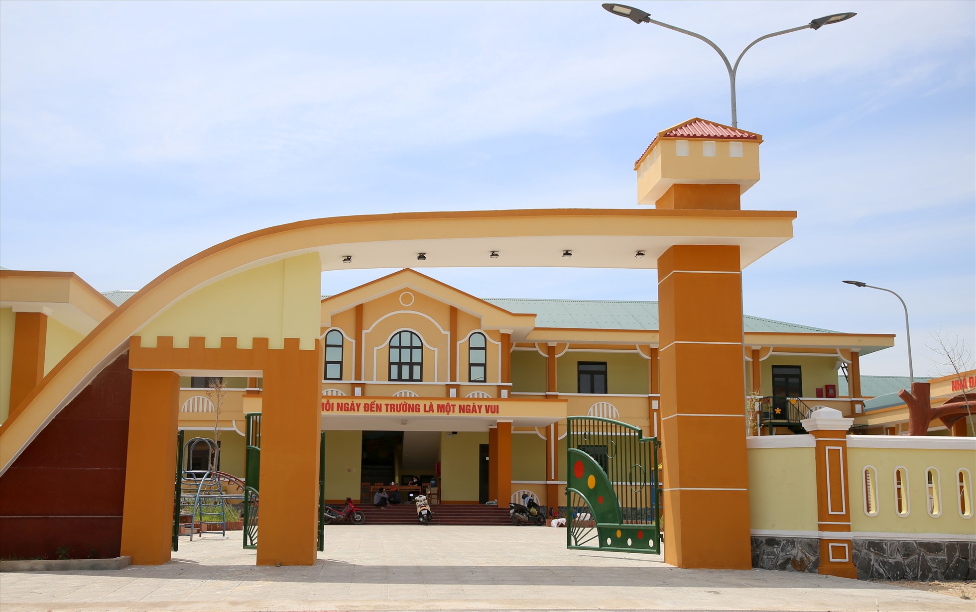 โรงเรียนในพื้นที่ตั้งถิ่นฐานใหม่ให้บริการโครงการพลังงานความร้อน Quang Tri  ภาพถ่าย: “Hung Tho”