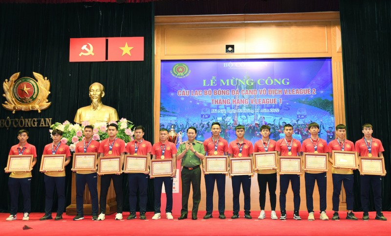 Thứ trưởng Lê Quốc Hùng trao Bằng khen của Bộ Công an tặng các cầu thủ có thành tích xuất sắc trong thi đấu. Ảnh: CAND