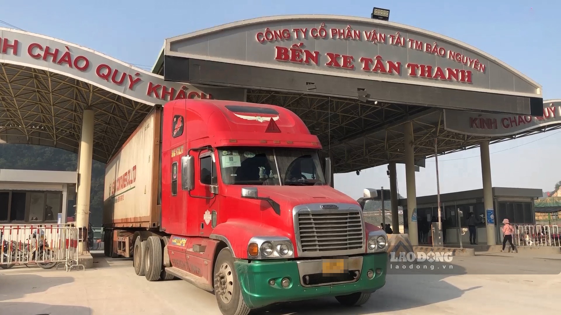 Xe hàng rời bãi đậu di chuyển đến khu vực thông quan ở cửa khẩu Tân Thanh (Lạng Sơn). Ảnh: PV