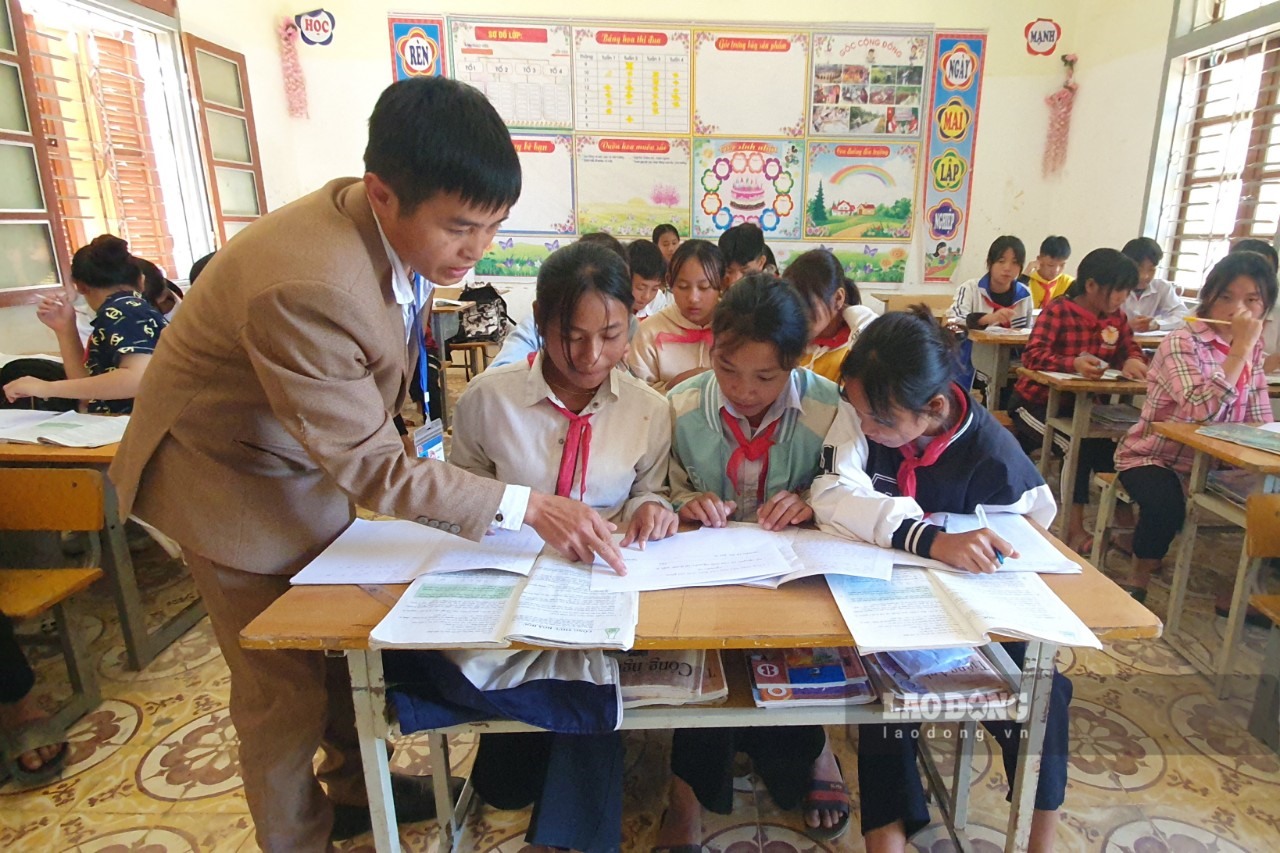 Thầy Kiêm tuy có hoàn cảnh khó khăn nhưng vẫn cần mẫn bám trường, bám lớp gieo chữ cho bao thế hệ học trò vùng biên Sơn La.