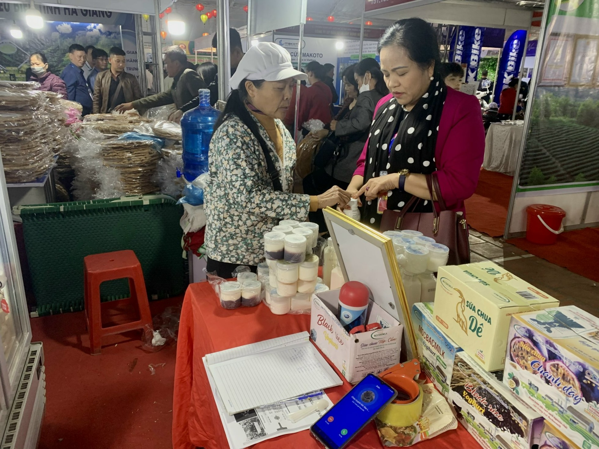 Ngoài ra, hàng loạt các loại đặc sản từ nhiều tỉnh thành trên cả nước cũng được bày bán ở hội chợ. Trong ảnh là gian hàng đặc sản sữa chua dê Mộc Châu.