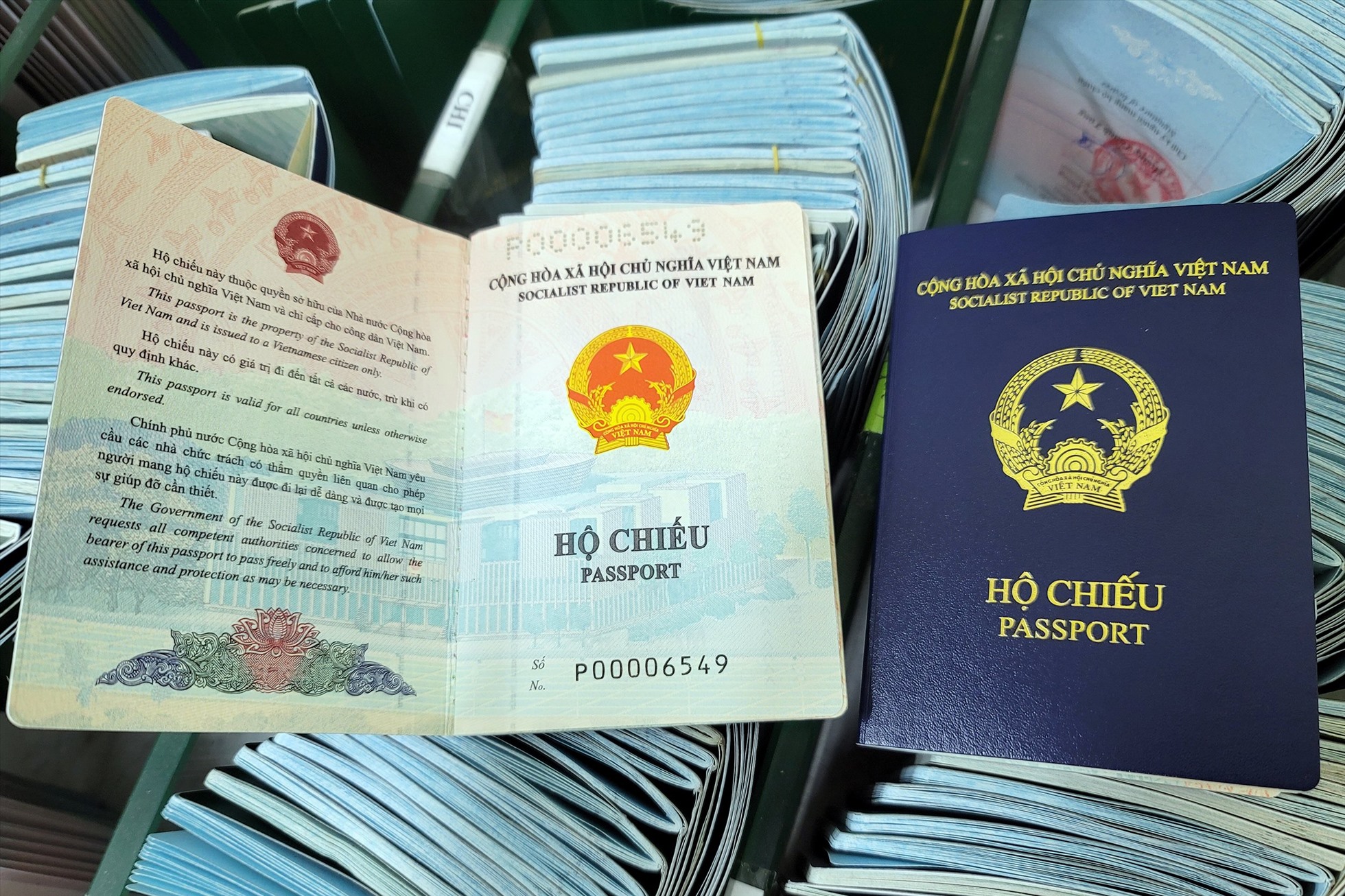 Hộ chiếu gắn chip điện tử - một đột phá về công nghệ để đảm bảo người dân Việt Nam đi du lịch nước ngoài an toàn và thuận tiện hơn bao giờ hết. Hãy cùng tìm hiểu về hộ chiếu này thông qua hình ảnh để đón nhận tương lai đầy màu sắc trên những chuyến đi.
