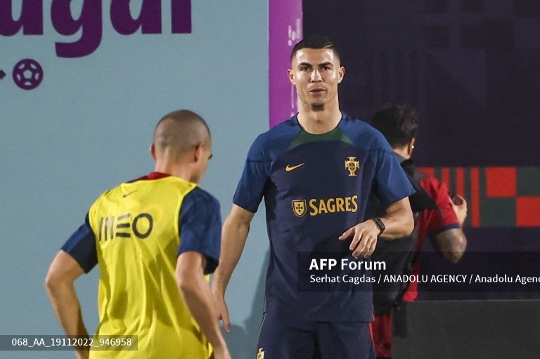 Ronaldo tập luyện cùng Bồ Đào Nha buổi đầu tiên ở Qatar. Ảnh: AFP.