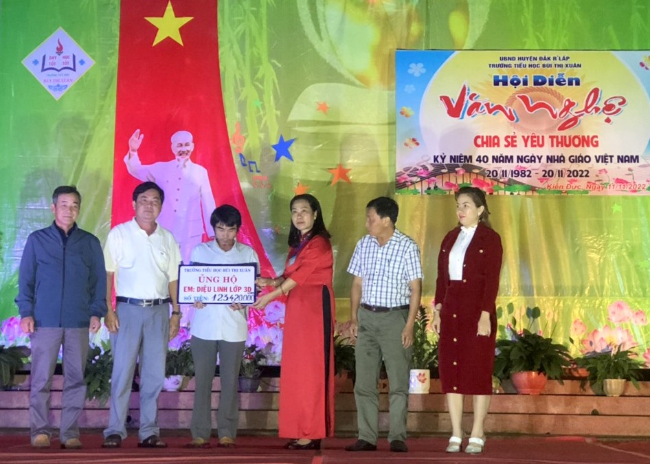 Trường tiểu học Bùi Thị Xuân trao số tiền hơn 120 triệu đồng cho gia đình một học sinh mắc bệnh ung thư. Ảnh: Đặng Dương