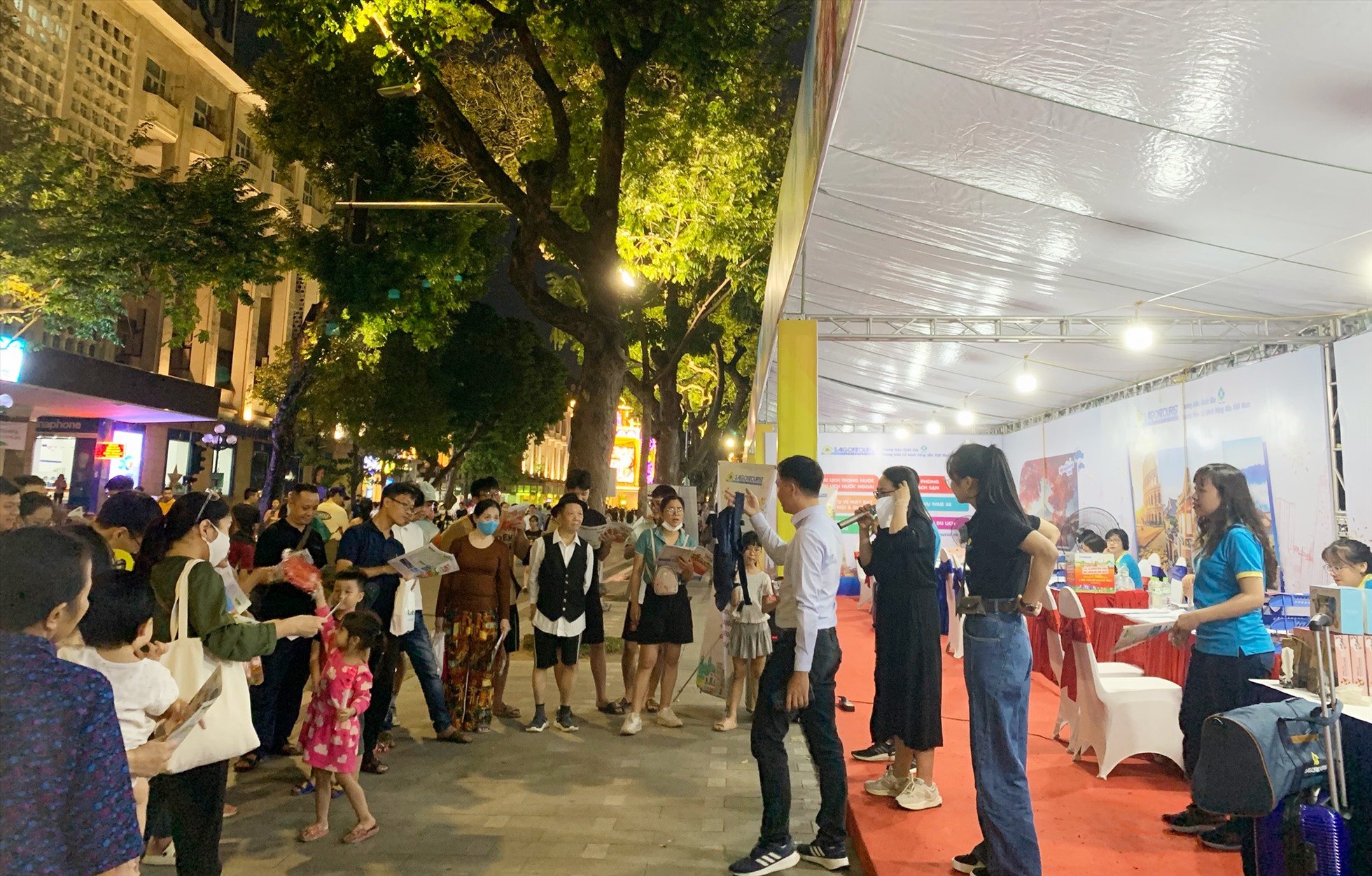 Các gian hàng thu hút khách bằng nhiều hoạt động, trò chơi tương tác hấp dẫn, chào bán các sản phẩm tour với giá ưu đãi. Ảnh: Ngọc Trang