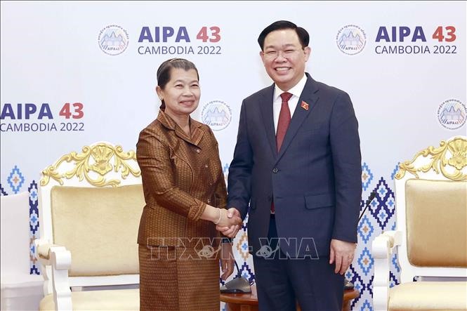 Chủ tịch Quốc hội Vương Đình Huệ tiếp Phó Thủ tướng Campuchia Men Sam An trong khuôn khổ chương trình thăm chính thức Vương quốc Campuchia. Ảnh: TTXVN