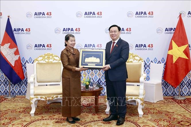 Chủ tịch Quốc hội Vương Đình Huệ trao vật phẩm lưu niệm tặng Phó Thủ tướng Campuchia Men Sam An. Ảnh: TTXVN
