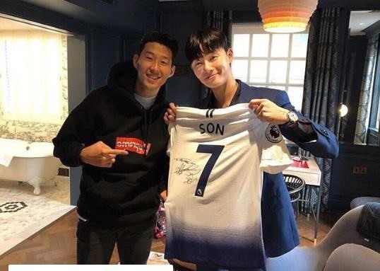 Khoảnh khắc 2 siêu sao xứ Hàn chung khung hình, tặng áo đấu từng gây sốt mạng xã hội. Ảnh: Instagram