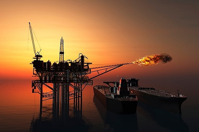Giá dầu thế giới giảm 10% trong tuần qua. Ảnh: Reuters.