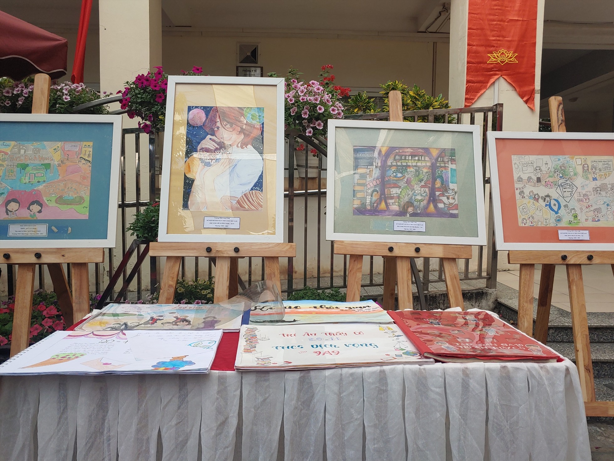 Những bức tranh do học sinh Trường THCS Dịch Vọng, Cầu Giấy, Hà Nội thực hiện để tri ân thầy cô nhân ngày Nhà giáo Việt Nam 20.11.
