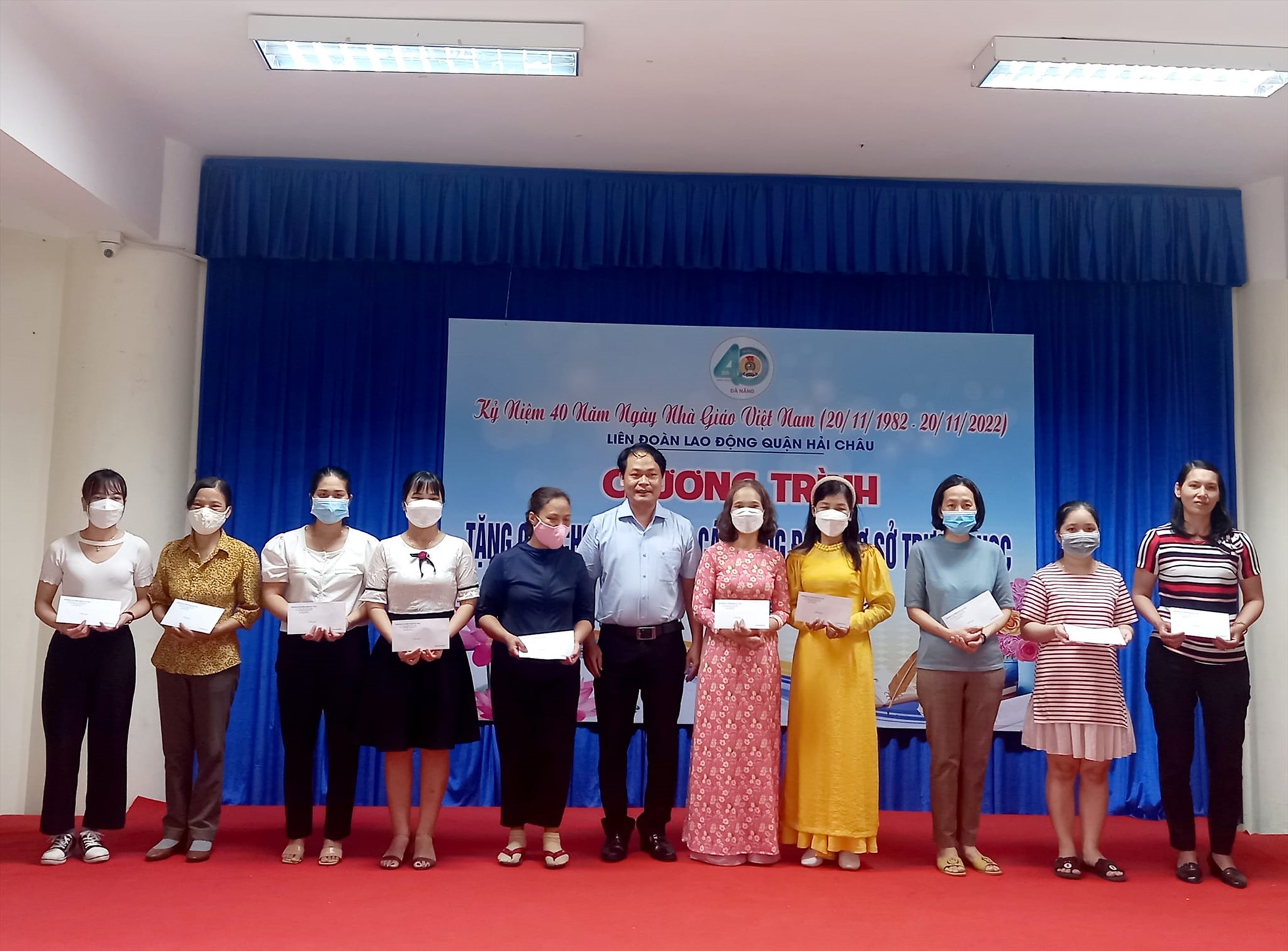 LĐLĐ quận Hải Châu tổ chức gặp mặt, tặng quà người lao động nhân Ngày Nhà giáo Việt Nam. Ảnh: Phương Trà