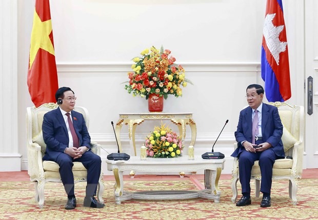 Chủ tịch Quốc hội Vương Đình Huệ và Thủ tướng Campuchia Samdech Techo Hun Sen. Ảnh: TTXVN