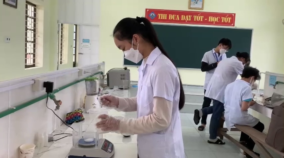 Hệ thống phòng thí nghiệm Hóa - Sinh trong trường được cô Mai sử dụng tối đa để học sinh tự học, tự nghiên cứu. Ảnh: Nhà trường cung cấp